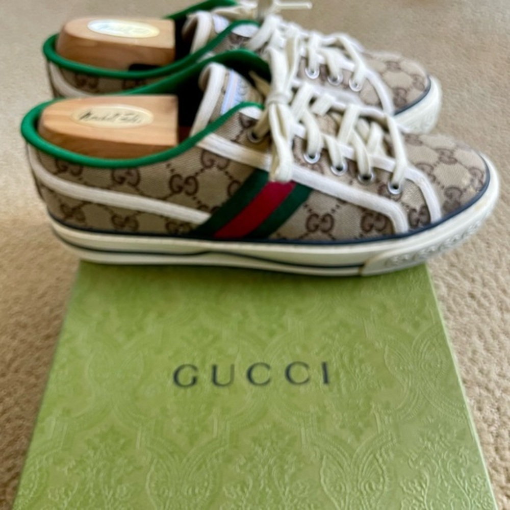 I’m a US men’s 8. This is Gucci 5.5 so US 6. They run super big. Fits me fine.